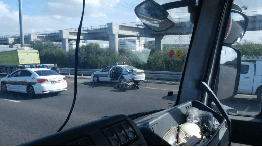 צילום: אלירן עובדיה רוכב אופנוע נפצע מפגיעת ניידת משטרה