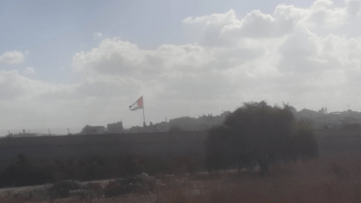 צילום: גיל יצחק דגל ענק של ארגון הטרור אש"ף הונף בסמוך לכביש 6
