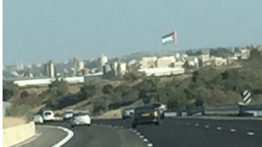 צילום: 0404 במשמרת של ליברמן: נהגים זועמים על דגל אש״ף ענק שהונף ליד כביש 6
