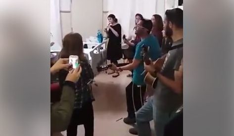 צפו: צעירים מנגנים ומשמחים ילדים מאושפזים בבית החולים