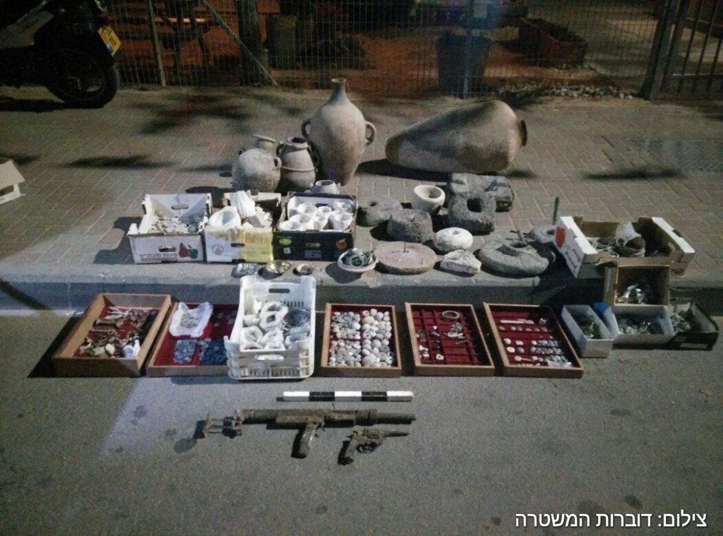 צילום: דוברות המשטרה עתיקות מתקופת בר כוכבא ובית שני נתפסו בפשיטת המשטרה בחווארה