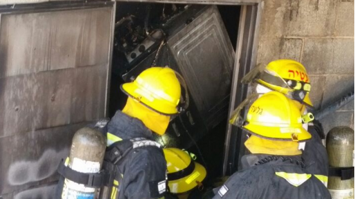 צילום: אריק אבולוף, כבאות והצלה ירושלים לוחמי אש חילצו כלב מדירה בוערת בכפר סבא