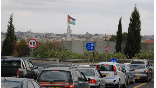 צילום: בועז העצני דגל אש"ף ליד כביש 6: כשהאויב מרגיש חולשה