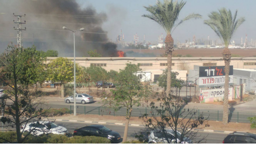 צילום: טל צורי שריפת קוצים פרצה באזור התעשייה בנשר