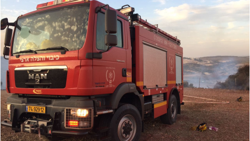 צילום: כיבוי שריפה פרצה במפעלי נייר חדרה – הכבאים השתלטו על האש