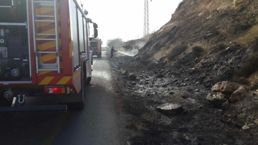 צילום: ביטחון הר חברון שריפת קוצים גדולה בין קרית ארבע לאדורה
