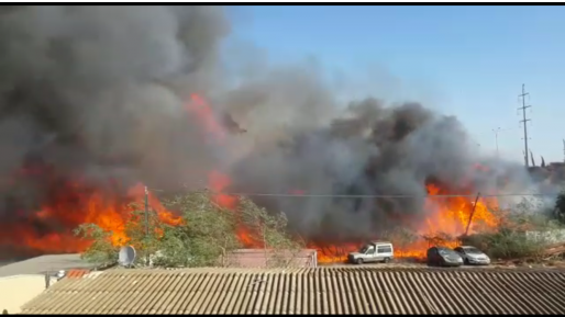 צילום: כב״ה חוף שריפה גדולה ליד כבאות חיפה וממול ג׳אסר א-זרקא בכביש החוף