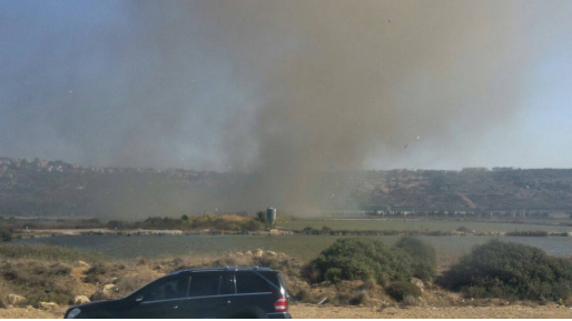 צילום: עומר גלקין שריפת מחסן מול מתחם זכרון