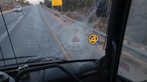 צילום: הדר אביבי הטרור בישראל: נזק לאוטובוס ורכב פרטי שנרגמו באבנים סמוך לעזון