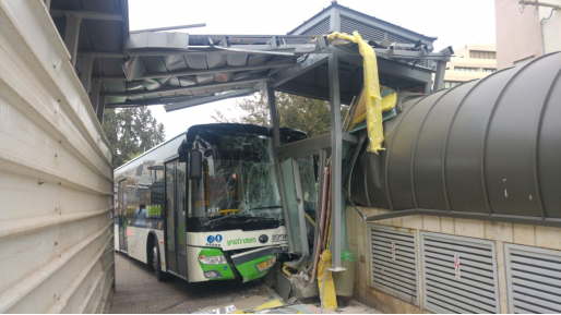 צילום: דוברות המשטרה אוטובוס סטה מהדרך בפתח תקווה וגרם נזק – המשטרה חוקרת