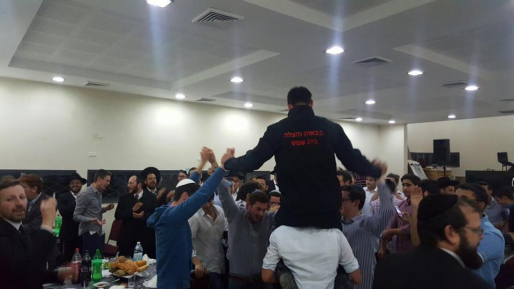 צילום: דיג׳י אביחי מרדכי צפו: בבית מאיר הודו לכבאים בסעודת הודיה, שירה וריקודים