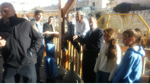 צילום: ארנון סגל עשרות תושבי וילדי עמונה עלו להתפלל בהר הבית