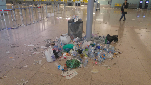 צילום: לישי שמש צפו: אשפה בכל פינה באולם הנוסעים בנמל התעופה בברצלונה