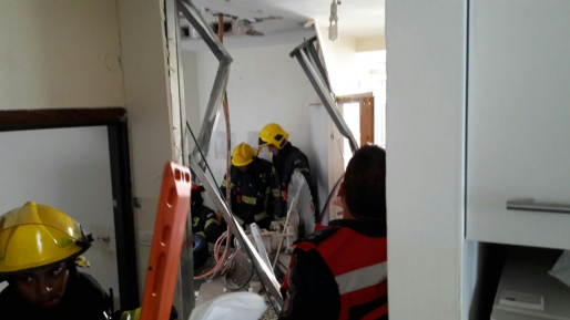 צילום: מד''א פועל נהרג בקריסת קיר בדירה בבני ברק