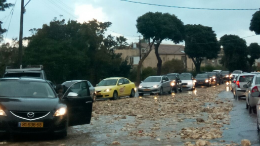 צילום: 0404 בתמונות: סחף אבנים על הכביש באזור מחנה דוד בחיפה
