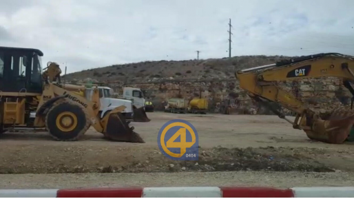 צילום: 0404 צפו: הכלים שיהרסו את עמונה. הוצבו אוהלים והוכנו אוטובוסים לפינוי התושבים