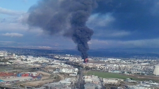 צילום: 0404 צפו: התחדשה השריפה במתחם בתי הזיקוק