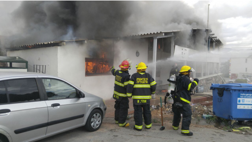 צילום: דוברות כב שריפה עם מעורבות אסבסט במבנה נטוש באילת