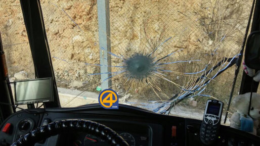 צילום: 0404 הטרור בארצנו: שמשת אוטובוס נופצה בפיגוע אבנים סמוך לחברון, נזק לרכב בפיגוע אבנים נוסף