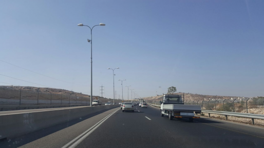צילום: מוקד 443 אבנים הושלכו לעבר רכב בכביש 443