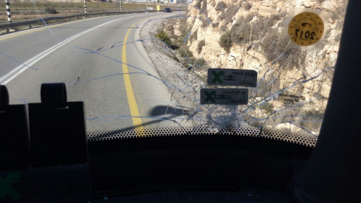 צילום: צעירי עפרה אבנים הושלכו לעבר אוטובוס סמוך לעפרה