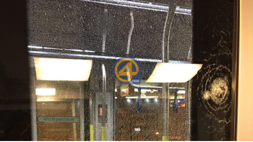 צילום: 0404 שמשת הרכבת הקלה בירושלים נופצה מפגיעת בקבוק צבע שהשליכו ערבים