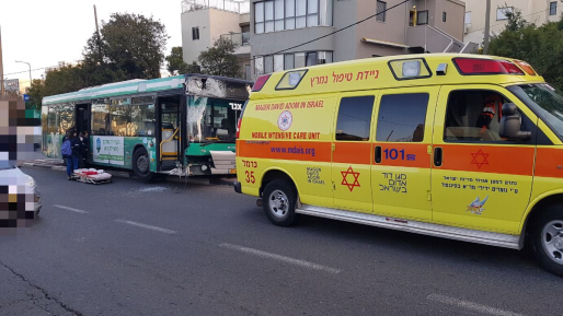 צילום: דוברות מד״א הולך רגע נפגע בתאונת דרכים באשקלון