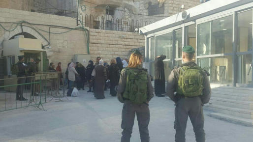 צילום: דוברות המשטרה נמנע פיגוע דקירה: לוחמי מג״ב עצרו מחבל עם סכין בכניסה למתחם מערת המכפלה