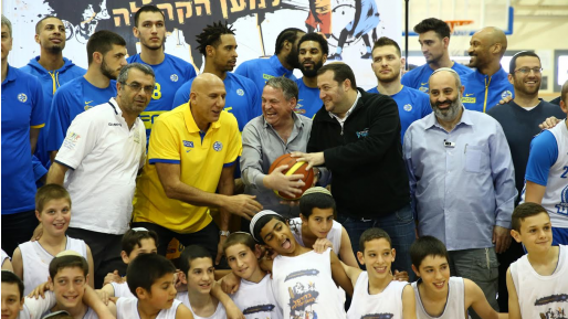 צילום: לירון מולדובן, מנהלת הליגה התרגשות בשומרון: מכבי ת"א בכדורסל התארחה בכפר תפוח