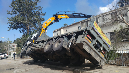 צילום: 0404 צפו: מנוף קרס והפך משאית