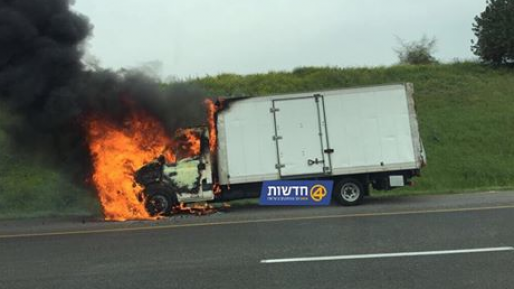 צילום: 0404 משאית עלתה באש בכביש 6