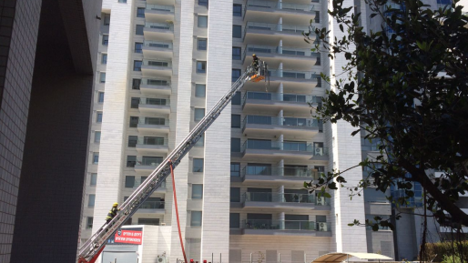 צילום: דוברות כב״ה מרכז שריפה פרצה במרפסת דירה בקומה 11 בגבעתיים