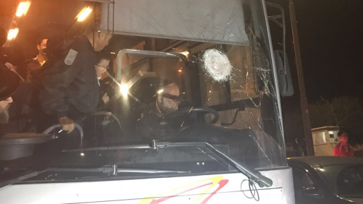 צילום: ביטחון שדה נפגע חרדה ונזק לאוטובוס בפיגוע אבנים בכביש עוקף חוסאן