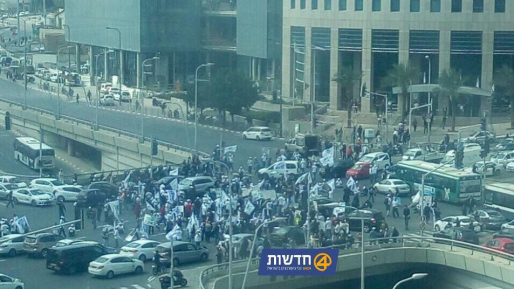 צילום: אלדד עובדי חיפה כימיקלים הפגינו וחסמו את צומת עזריאלי בתל אביב