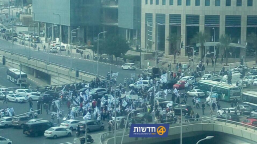 עובדי חיפה כימיקלים הפגינו וחסמו את צומת עזריאלי בתל אביב