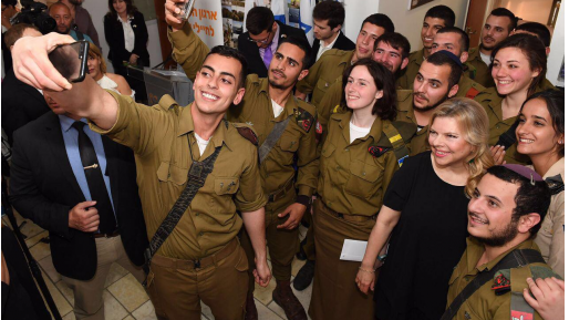 צילום: קובי גדעון, לע תלושים לחג חולקו לחיילים בודדים. שרה נתניהו: "אתם לא בודדים – אנחנו אתכם"