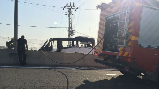 צילום: I.Moyal רכב הסעות עלה באש בכביש 443 – במקום עומסי תנועה