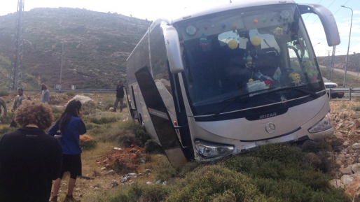 צילום: מוקד 443 אוטובוס ילדים פגע במעקה בטיחות סמוך למגדלים – הנהג נפצע קל