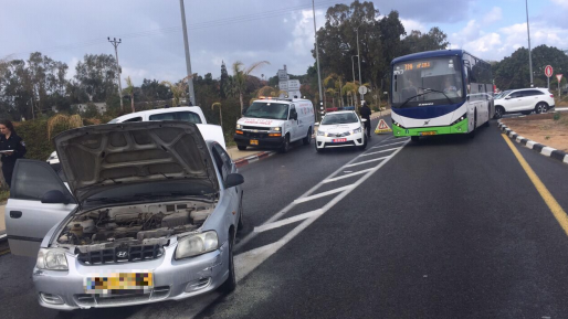 צילום: דוברות מד''א רכב עלה באש בחבצלת השרון – נהגת נפצעה קשה