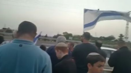 צילום: צעירי עפרה צפו: אזרחים בצומת עפרה בשירה מרגשת: "ארץ בה נחיה – יהיה מה שיהיה"
