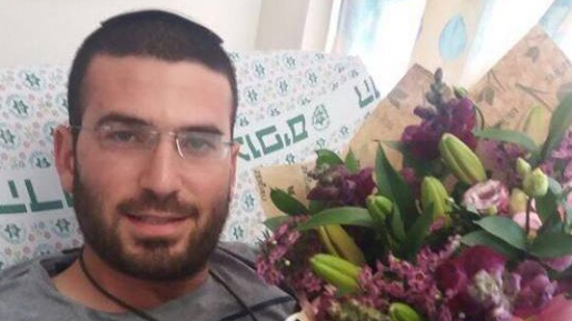 צילום: צעירי עפרה תושבי עפרה הגיעו לחזק ולחבק את לוחם גולני שנפצע בפיגוע
