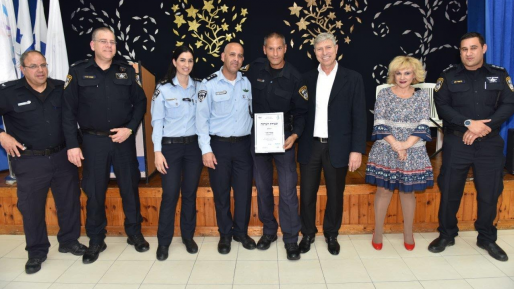 צילום: עיריית קריית אתא הרמת כוסית עם כלל המתנדבים