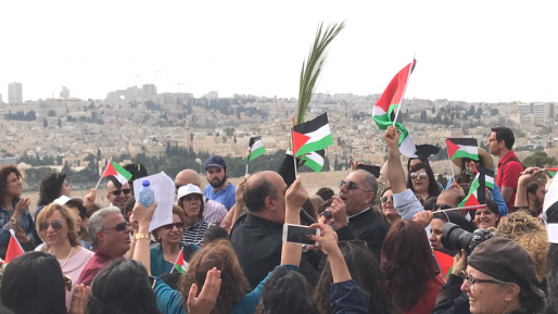 צפו בביזיון: אלפי נוצרים ותיירים בתהלוכה עם דגלי אש״ף בירושלים