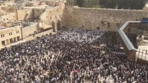 צילום: 0404 צפו: אלפים ב״ברכת כהנים״ בכותל המערבי