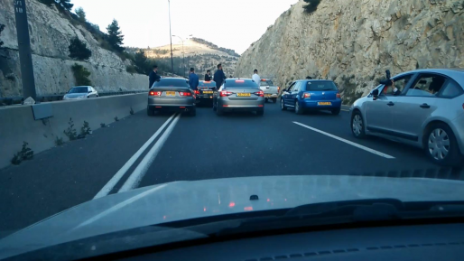 צילום: יאיר קופרמן והיכן המשטרה: תושבים זועמים על החתונות הערביות שחוסמות את הכביש
