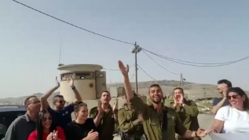 צילום: צפו: לוחמי גולני פוצחים בשירה ומודים לעם ישראל