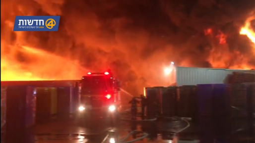 צילום: 0404 שריפה גדולה פרצה בחצר מפעל בקיבוץ גדות