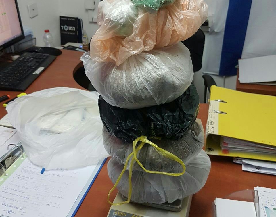 צילום: דוברות המשטרה נעצר חשוד בהחזקת קילו וחצי חומר החשוד כנייס-גאי באילת