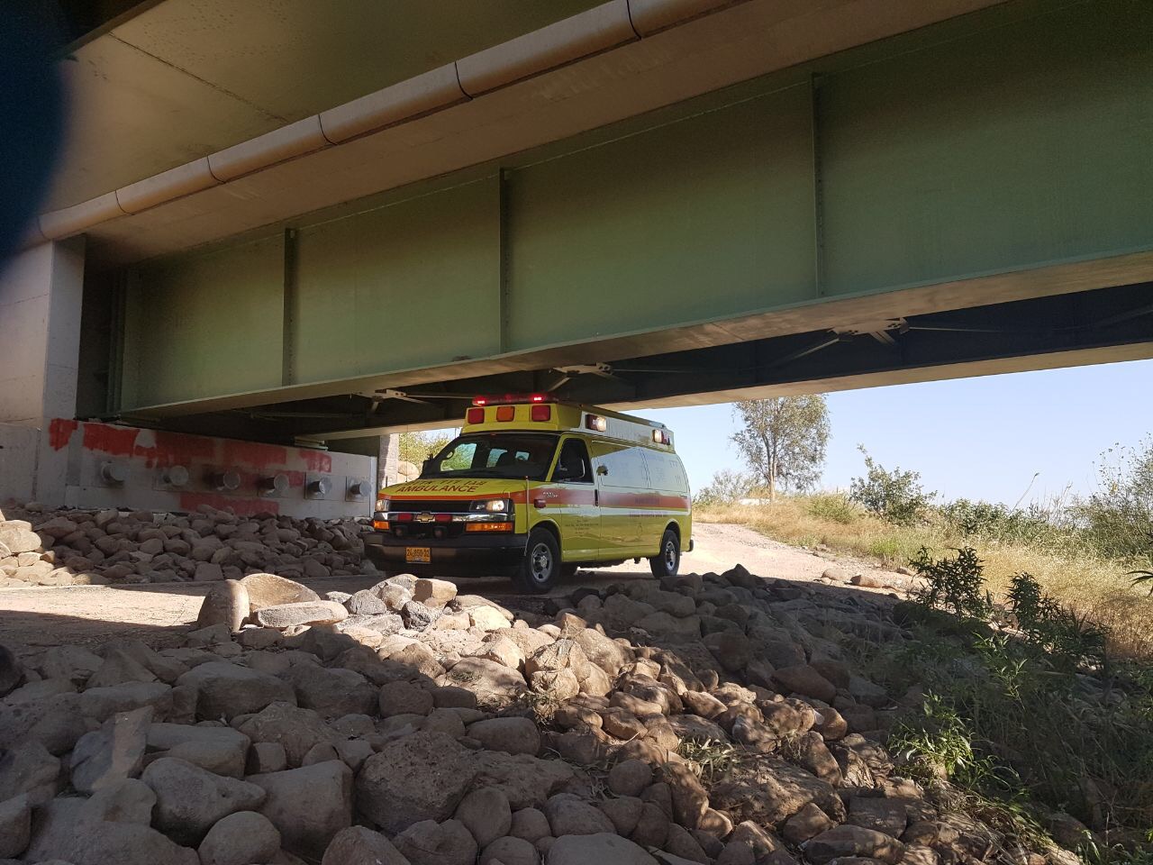 צילום: עדן בן גיגי, מד״א צעיר קפץ למי הירדן וחולץ במצב קשה