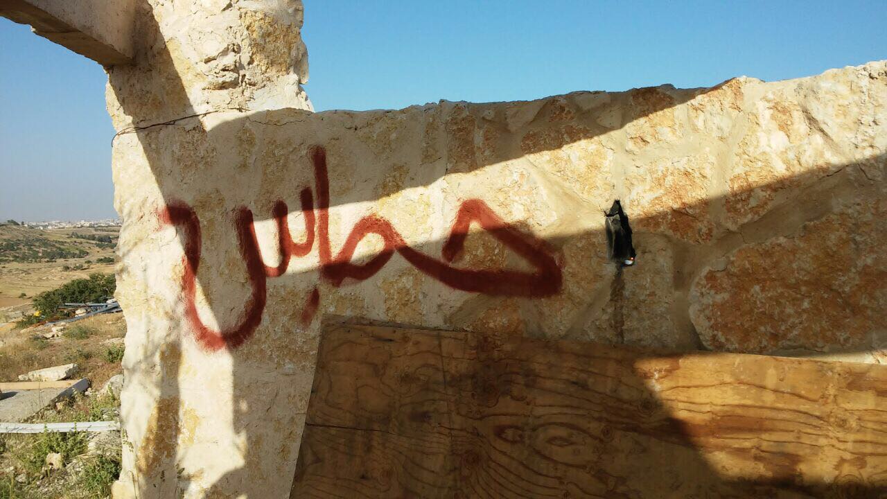 ערבים השחיתו אנדרטה לזכר חללי סיירת אגוז וריססו כתובת "חמאס"